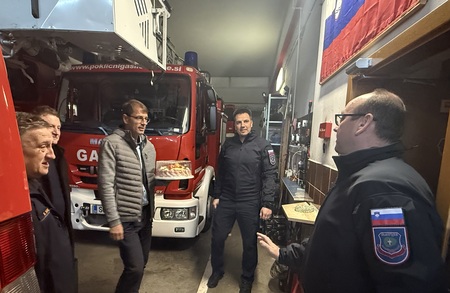 Župan obiskal in presenetil nagrajence CZ na Ravnah s torto